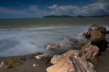 An der Küste in Italien mit Wellen