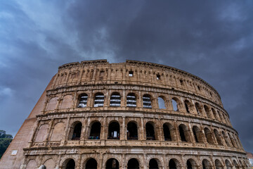 Fototapeta premium Rom, die Hauptstadt Italiens, ist eine kosmopolitische Großstadt, die fast 3.000 Jahre Kunstgeschichte, Architektur und Kultur von Weltrang vorweisen kann