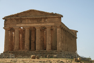 Obraz premium Ancient Greek Temple of Concord in the Valley of the Temples in Agrigento, on the southern coast of Sicily, Italy.