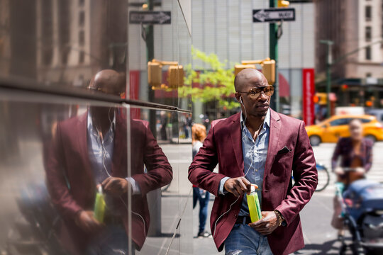 USA, New York City, Manhattan, stylish businessman on the move
