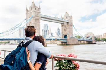 UK, London, couple in love looking at the Tower Bridge