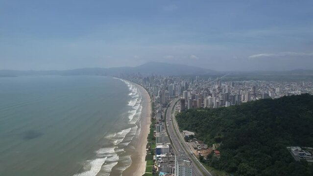 Drone 4k das praias de Itapema e Meia Praia em Santa Catarina.