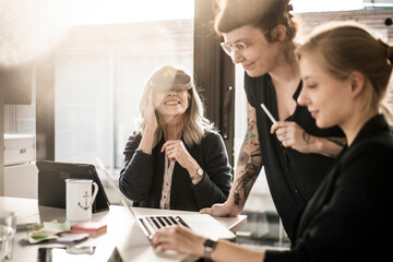 Creative businesswomen working together in office - obrazy, fototapety, plakaty