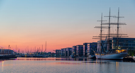Fototapeta na wymiar Beautiful sunset view of the Bremerhaven harbour
