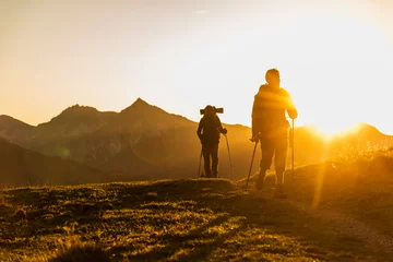 Fototapeten Couple hiking in the Austrian mountains © tunedin