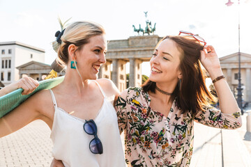 Portrait of two best friends in front of Brandenburger Tor, Berlin, Germany
