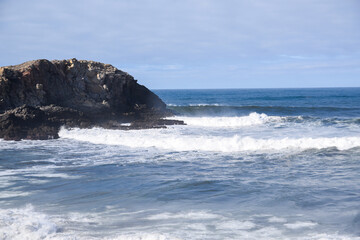 Obraz premium waves crashing on rocks