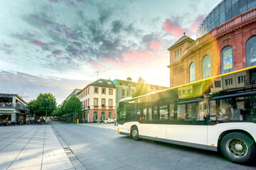 Bus in der Stadt Mainz, Deutschland  - obrazy, fototapety, plakaty