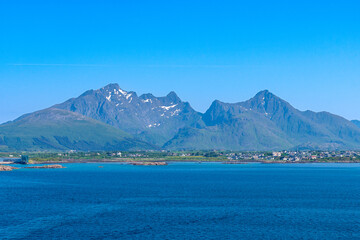 Meer und hohe Berge auf den Lofoten Inseln bei Leknes, eine wunderschöne Landschaft in Norwegen