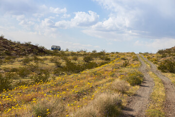 Naklejka premium Small camper trailer in the desert