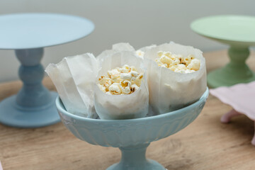 Pipoca, o alimento feito a partir de uma variedade especial de milho, que estoura quando aquecido. Um produto em massa pouco consistente com amidos e fibras.