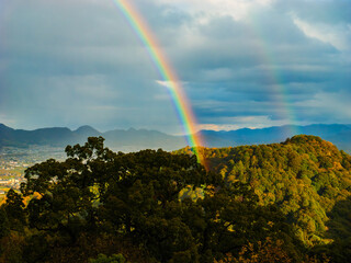 山から虹が現れる様子　自然