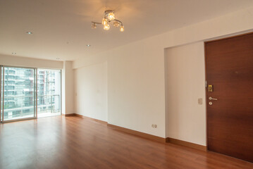 Sala de departamento con balcon y mampara