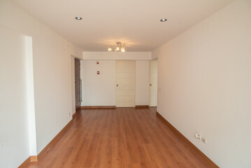 habitacion de departamento con acabados en parquet y closet empotrado