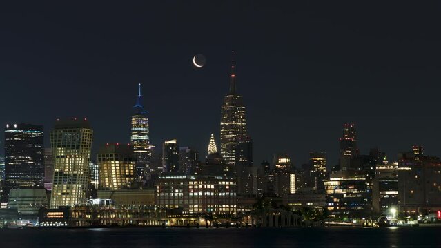 Crescent Moon rises above Manhattan Time-lapse