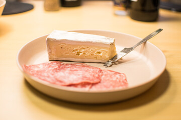 フランス産のブリーチーズとサルシッチョンのハム