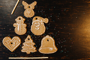 Gingerbread cookies are folded in the shape of a Christmas tree on a wooden table