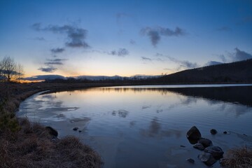 湖の夜明け