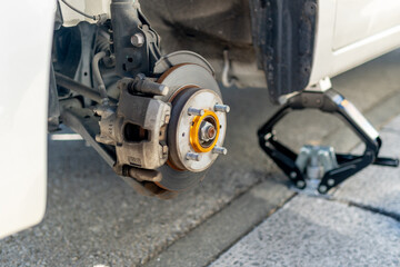 ジャッキで車体を上げ、自宅でタイヤ交換