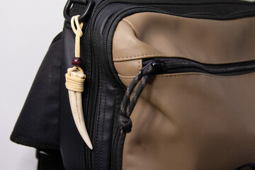 カバンに付いた鹿の角ストラップ