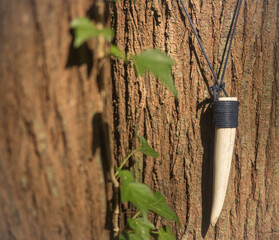 木にぶら下がる鹿の角アクセサリー