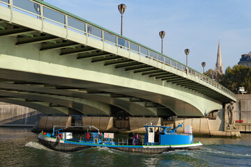 Barge under the Alma Bridge in the 8th arrondissement of Paris - obrazy, fototapety, plakaty