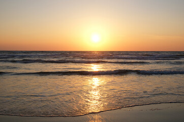 Naklejka premium 美しい波打ちぎわと夕陽の風景、日本海、出雲の稲佐の浜