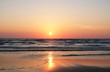 美しい波打ちぎわと夕陽の風景、日本海、出雲の稲佐の浜