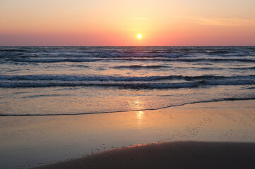Fototapeta na wymiar 美しい夕暮れの海と夕陽の風景、日本海、稲佐の浜