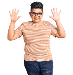 Naklejka premium Little boy kid wearing casual clothes and glasses showing and pointing up with fingers number ten while smiling confident and happy.
