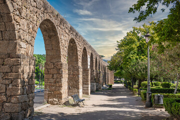 Perspectiva del acueducto romano en la villa de Plasencia con cielo editado, Castilla y León, España - obrazy, fototapety, plakaty