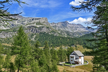 Fototapeta na wymiar Baite e case sull'altipiano del Parco Naturale Alpe Veglia e Alpe Devero, Valle d'Ossola - Piemonte 