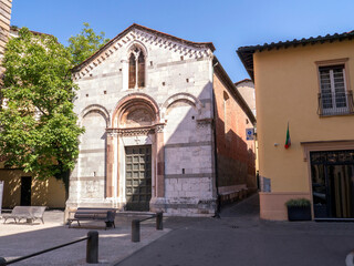 The small church of Santa Giulia with its characteristic little square in Lucca, Tuscany, Italy. - 687087618