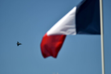 Chasseur Rafale en vol et drapeau français