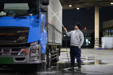 トラックを洗車する男性