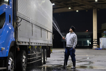トラックを洗車する男性 - obrazy, fototapety, plakaty