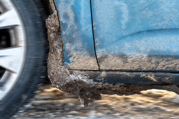 Eis und Schnee im Radkasten eines Autos