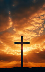 Cruz de jesus cristo em lindo pôr do sol, simbolo religioso de fé e ressurreição cristã 