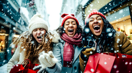 Femmes riant sous la neige pendant leur shopping