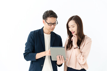 打ち合わせをする男女