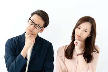 悩むビジネスパーソン