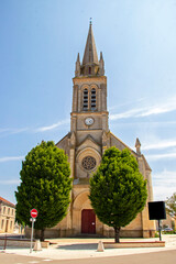 L'église Saint-Hilaire-la-Palud construite de 1878 à 1883 pour remplacer l'ancienne église...