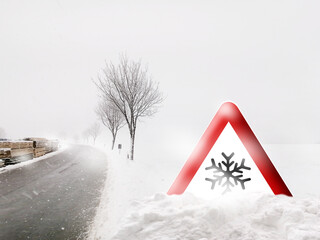 Straße im Winter - Warnschild mit Schnee und Eis