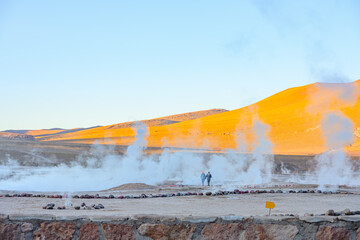 Turistas circulando no Gêiser Tatio no deserto do Atacama durante o começo do dia. Nascer do sol. 