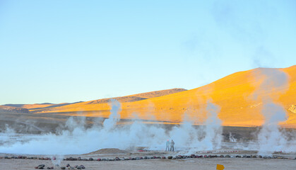 Turistas circulando no Gêiser Tatio no deserto do Atacama durante o começo do dia. Nascer do sol. 