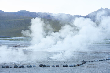 Gêiser Tatio no deserto do Atacama durante nascer do sol no final de 2023. 