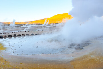 Gêiser Tatio no deserto do Atacama durante nascer do sol no final de 2023. 