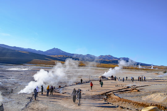 Turistas circulando no G&ecirc;iser Tatio no deserto do Atacama durante o come&ccedil;o do dia. Nascer do sol. 