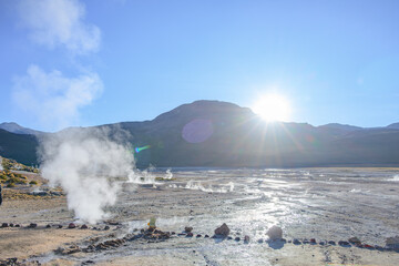 Gêiser Tatio no deserto do Atacama durante nascer do sol no final de 2023. 