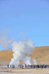 Gêiser Tatio no deserto do Atacama durante nascer do sol no final de 2023. 